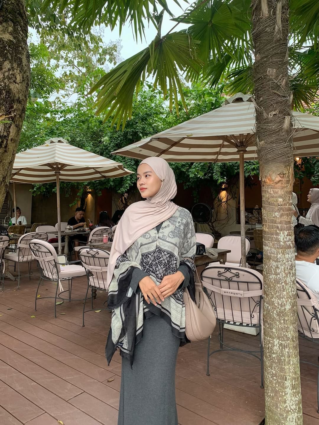 Post 6 by SHOPKAÍN Outerwear , Shawl & Scarf on Instagram (carousel)