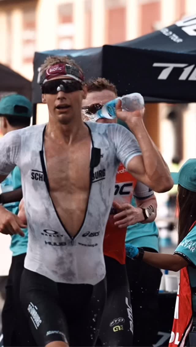Post 6 by Jonas Schomburg on Instagram (video)