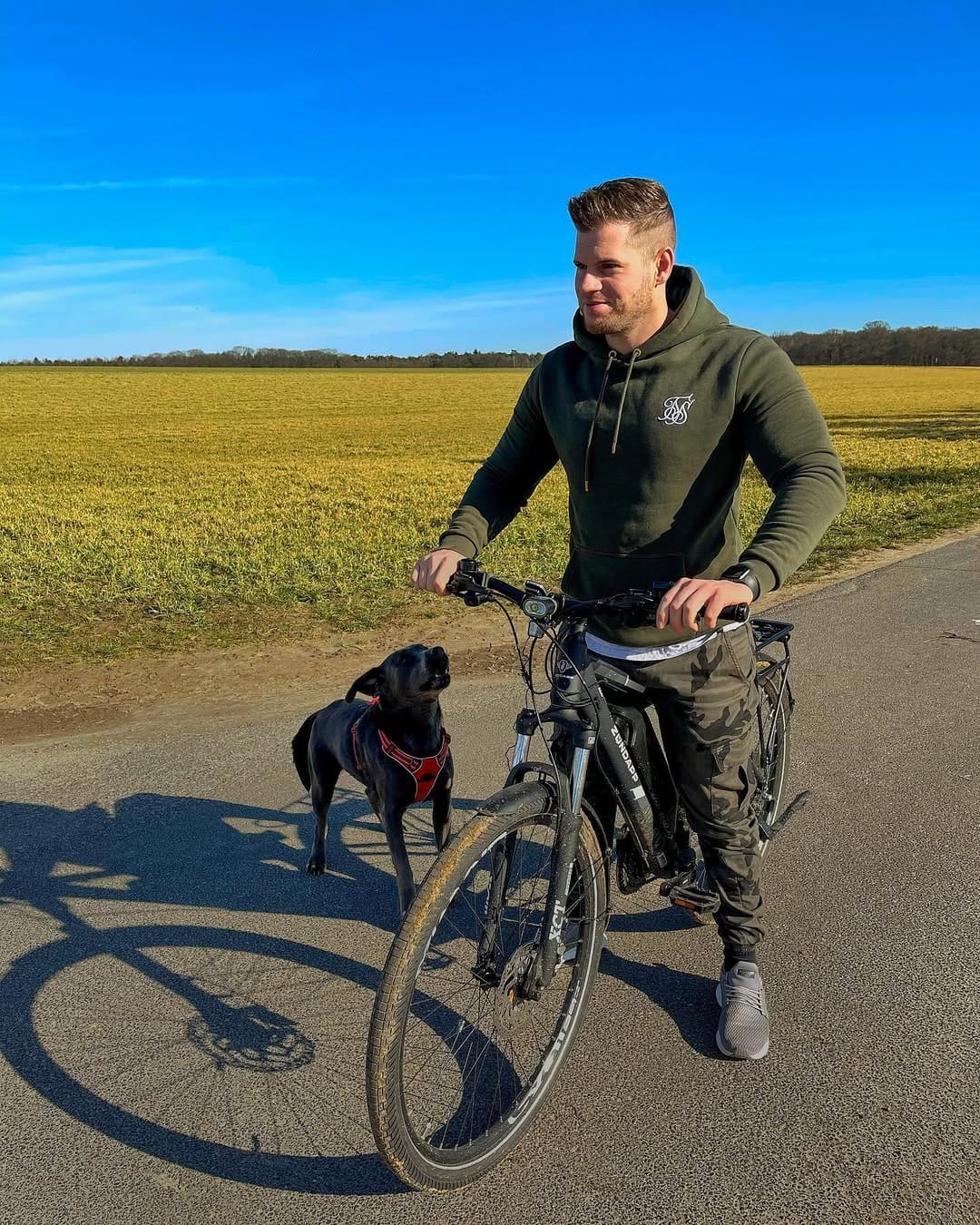 Post 10 by Denis Goldenpfennig on Instagram (image)