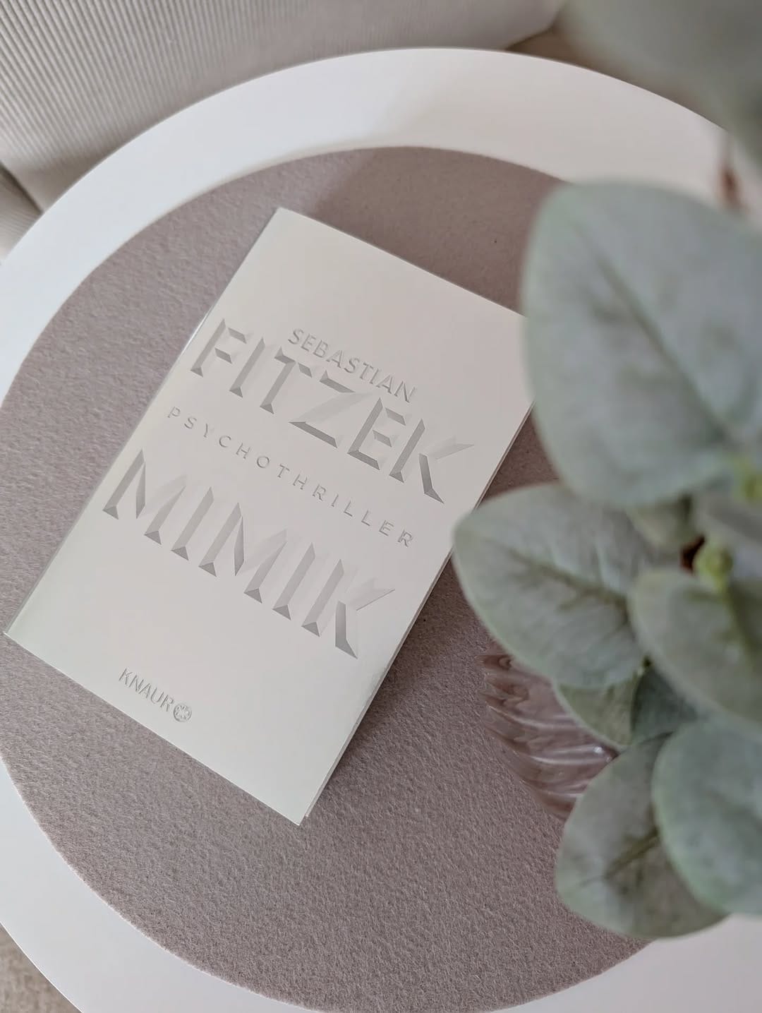 Post 8 by Jimena | Books & Lifestyle on Instagram (image)
