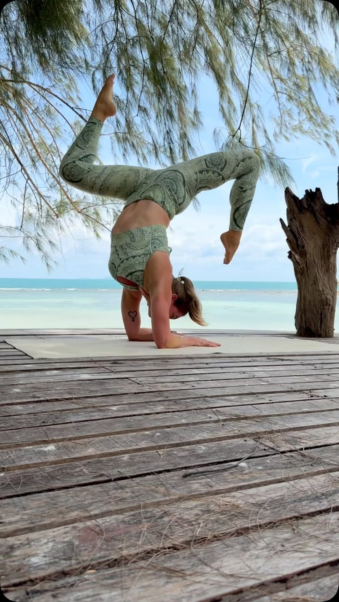 Post 9 by 🇨 🇱 🇦 🇺 🇩 🇮 🇦 on Instagram (video)
