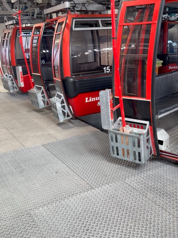 Post 10 by Linus Straßer on Instagram (carousel)
