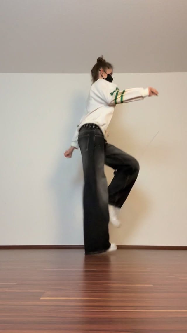 Post 6 by CAROLIN | DANCE | TUTORIALS | FITNESS on Instagram (video)
