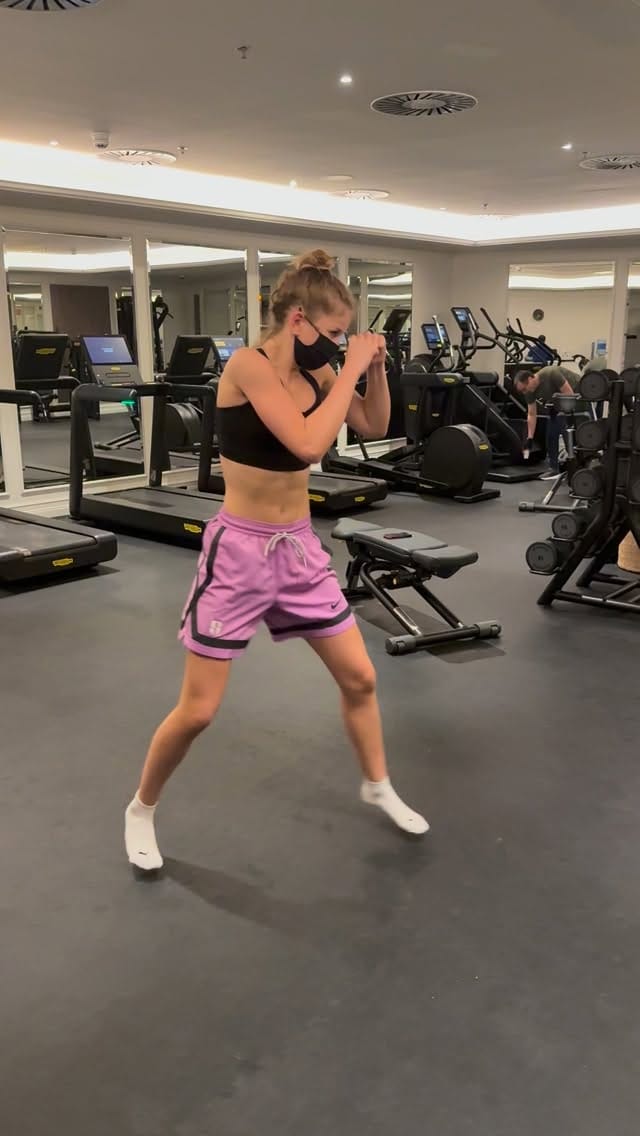 Post 8 by CAROLIN | DANCE | TUTORIALS | FITNESS on Instagram (video)