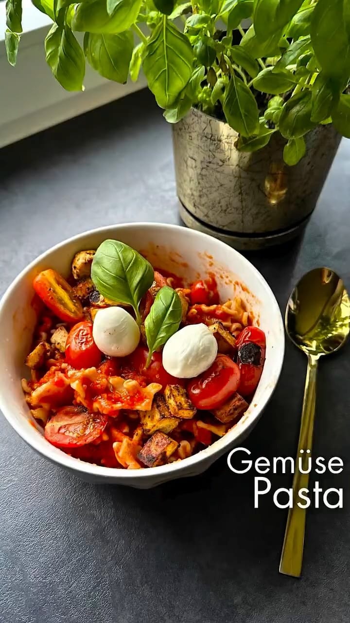 Post 1 by 𝑺𝒂𝒓𝒂𝒉 - gesunde Fitness Rezepte🍽️ on Instagram (video)