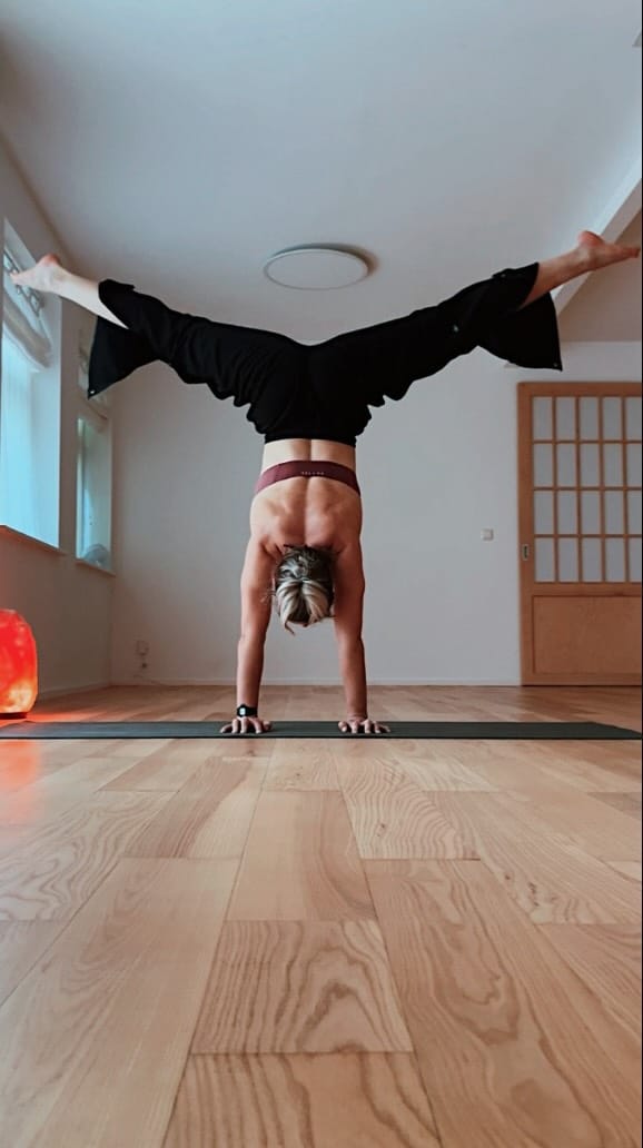 Post 9 by Jeannine Rieckhoff | Yoga | Armbalances | Kinderyoga | Artist on Instagram (video)