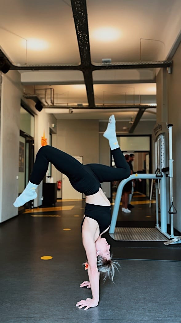 Post 7 by Jeannine Rieckhoff | Yoga | Armbalances | Kinderyoga | Artist on Instagram (video)