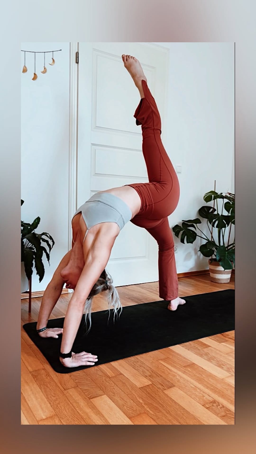 Post 5 by Jeannine Rieckhoff | Yoga | Armbalances | Kinderyoga | Artist on Instagram (video)