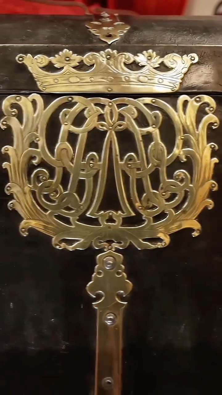 Post 2 by La Maison du Roy on Instagram (video)