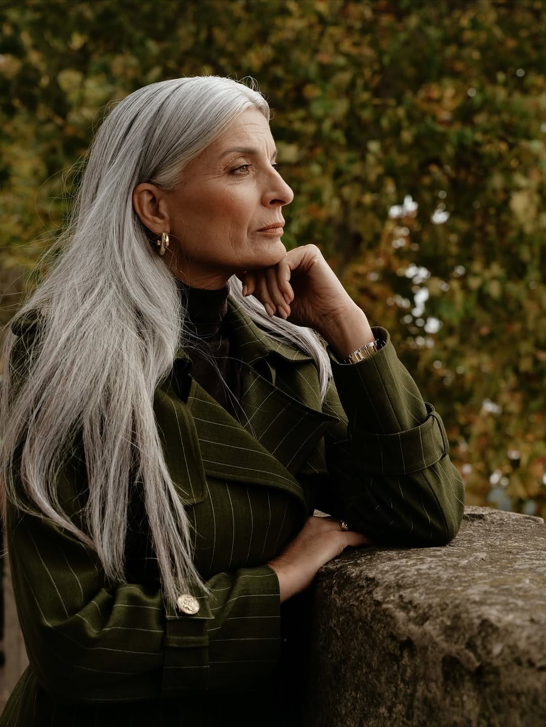 Post 7 by Anne Le Bars | Grey Hair Model 50+ on Instagram (carousel)