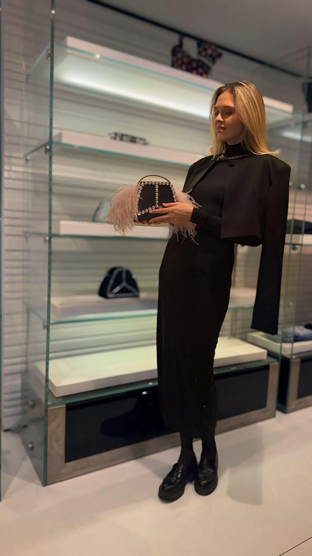 Post 4 by Thalie Paris on Instagram (video)