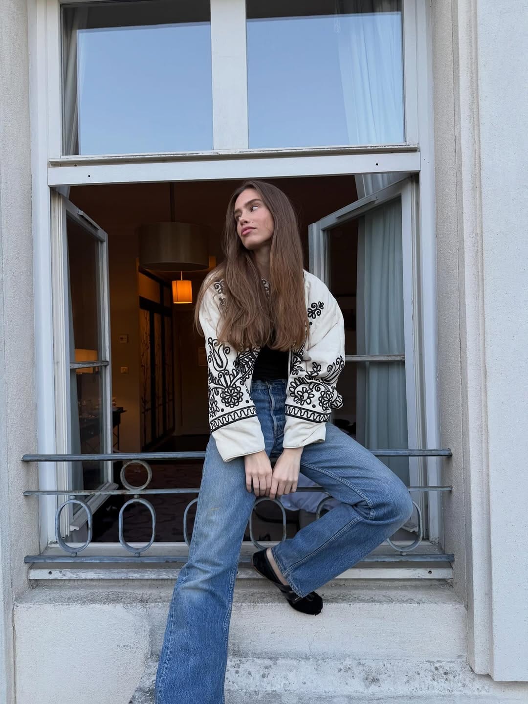 Post 10 by Emi on Instagram (carousel)