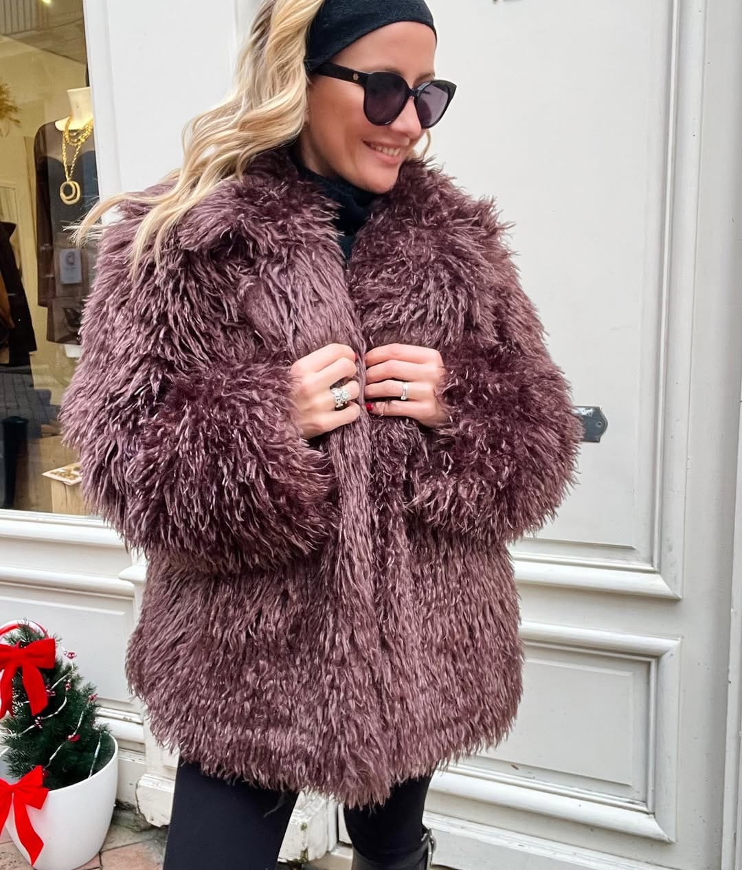 Post 7 by • LA ROBE BLONDE  ♡ • on Instagram (carousel)