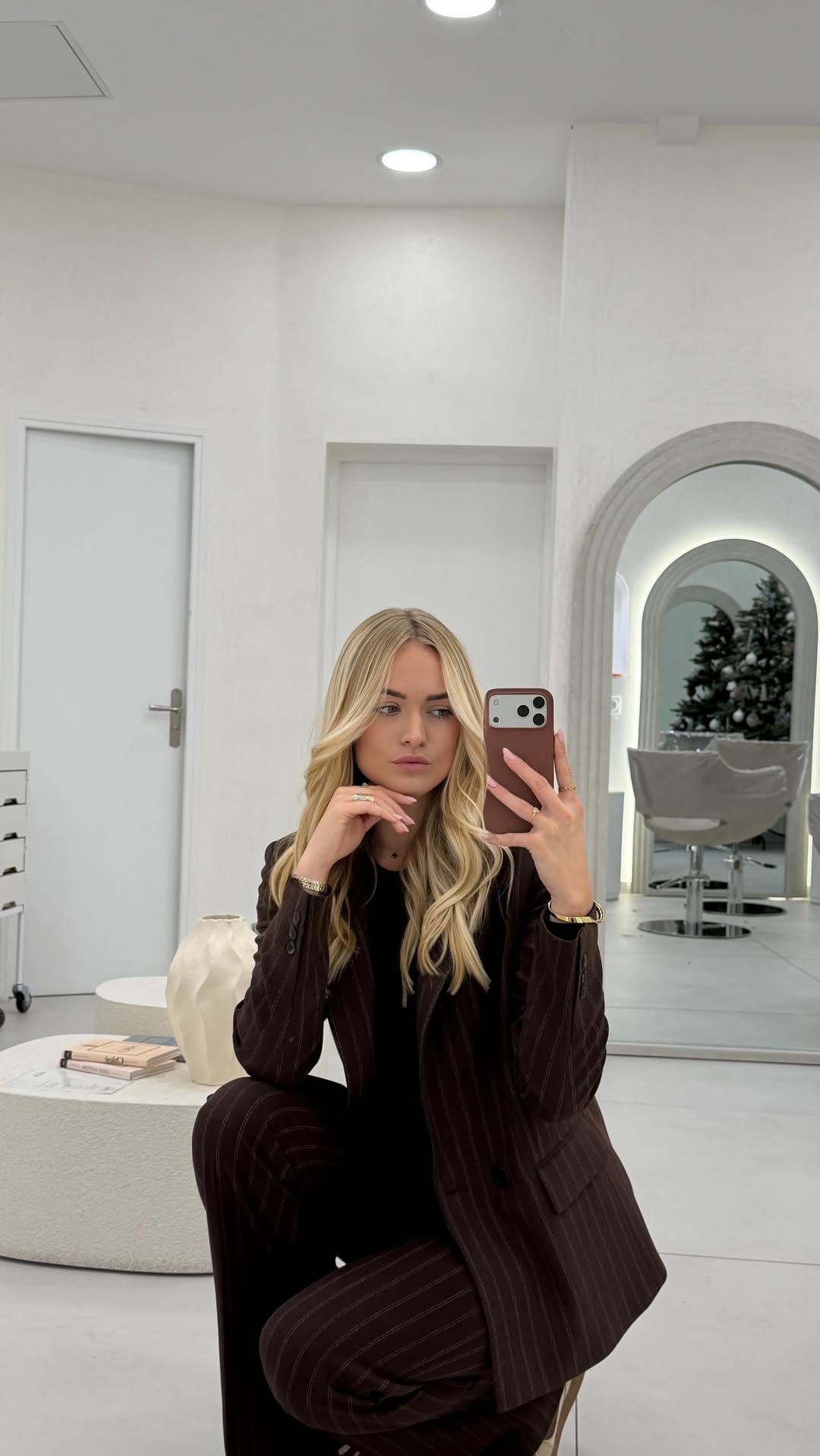 Post 4 by Julie | Mannequin on Instagram (video)