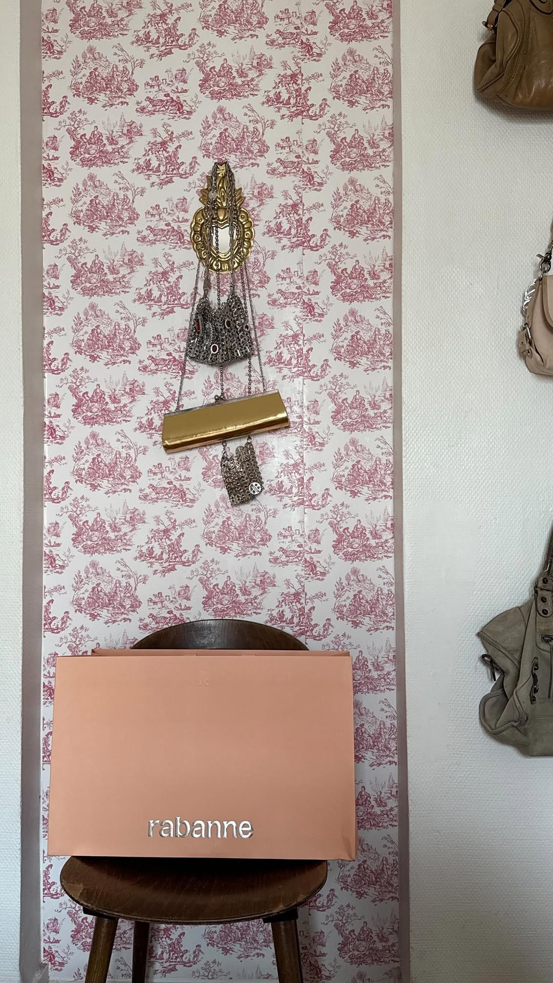 Post 6 by Ninon on Instagram (video)