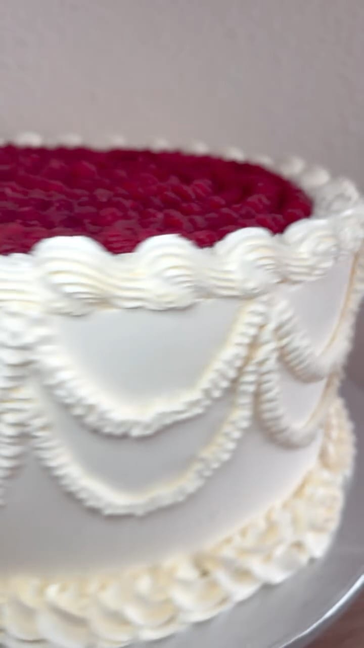 Post 6 by Amel | Wedding Cake on Instagram (video)