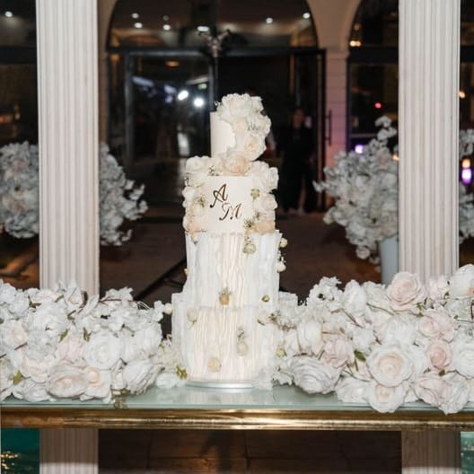 Post 5 by Amel | Wedding Cake on Instagram (image)