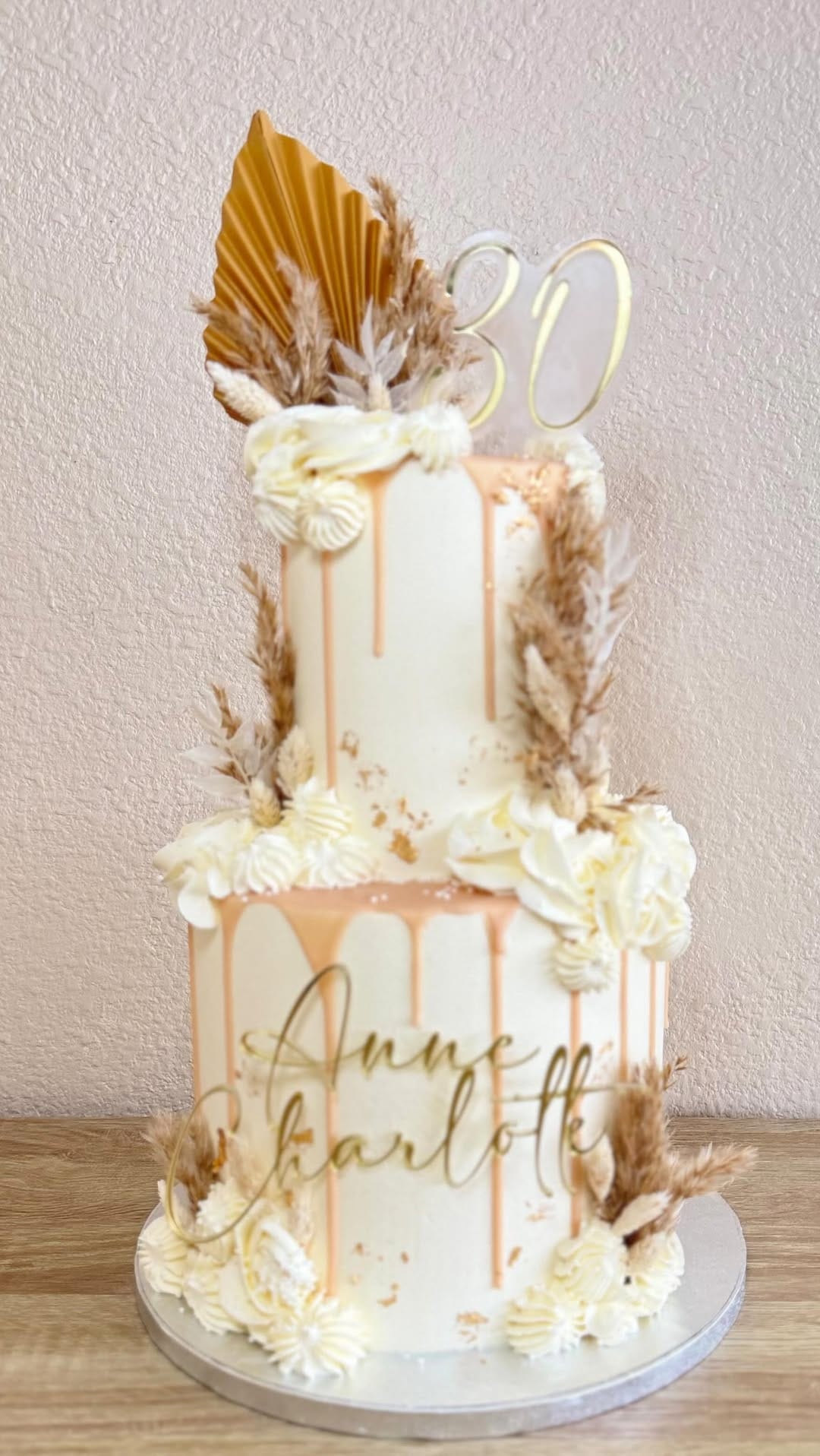 Post 8 by Amel | Wedding Cake on Instagram (video)