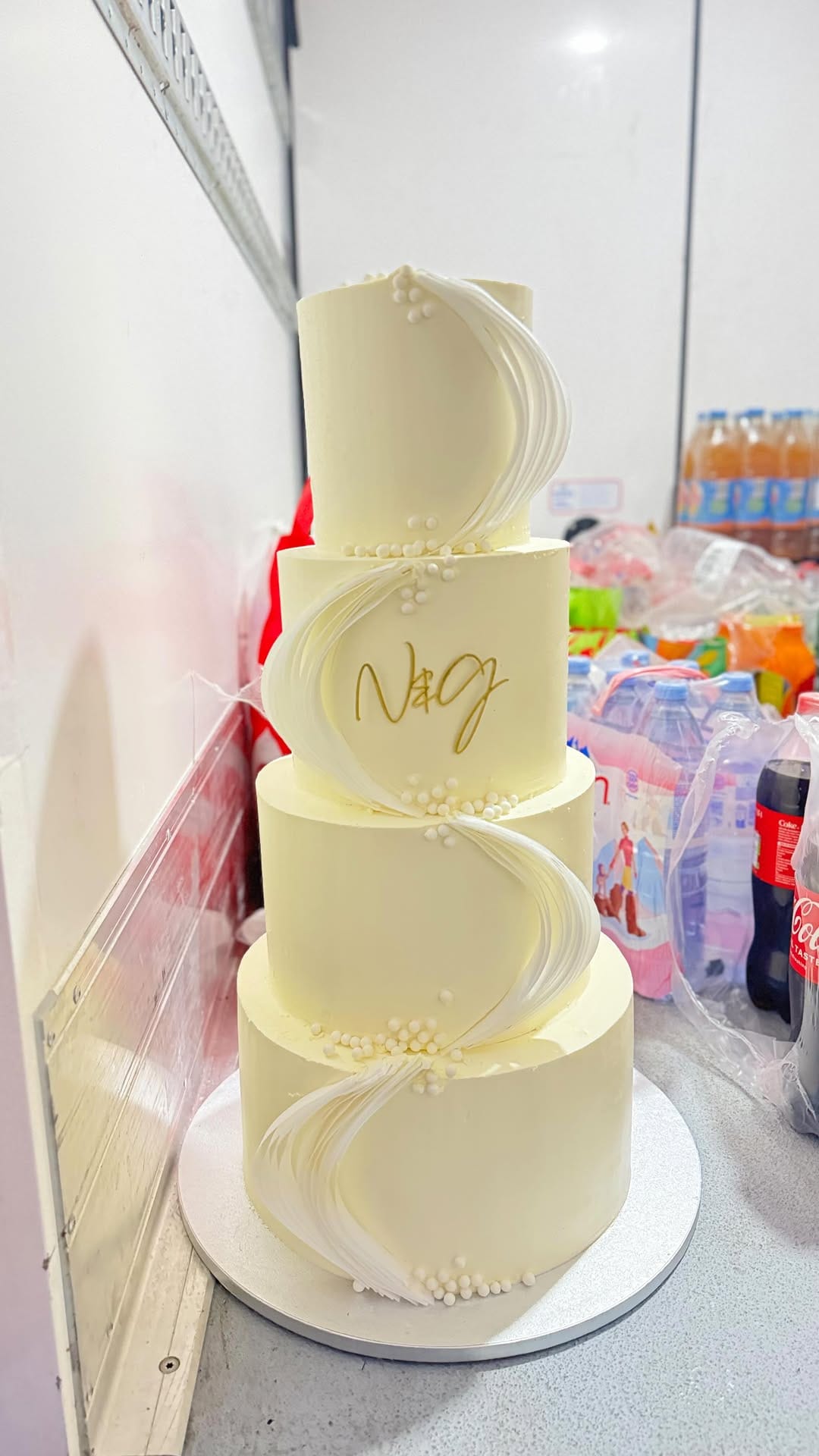 Post 3 by Amel | Wedding Cake on Instagram (video)