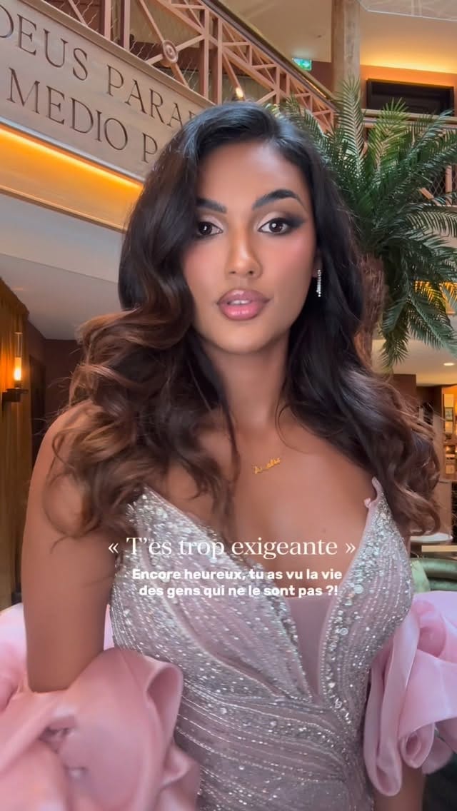Post 4 by Amélie 👑 on Instagram (video)