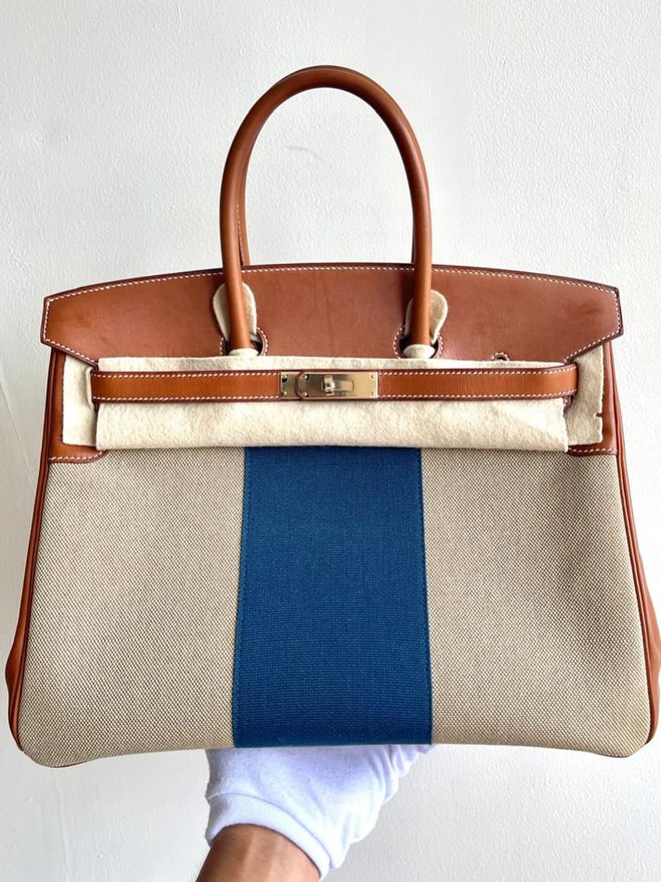 Post 1 by HK VINTAGE on Instagram (carousel)