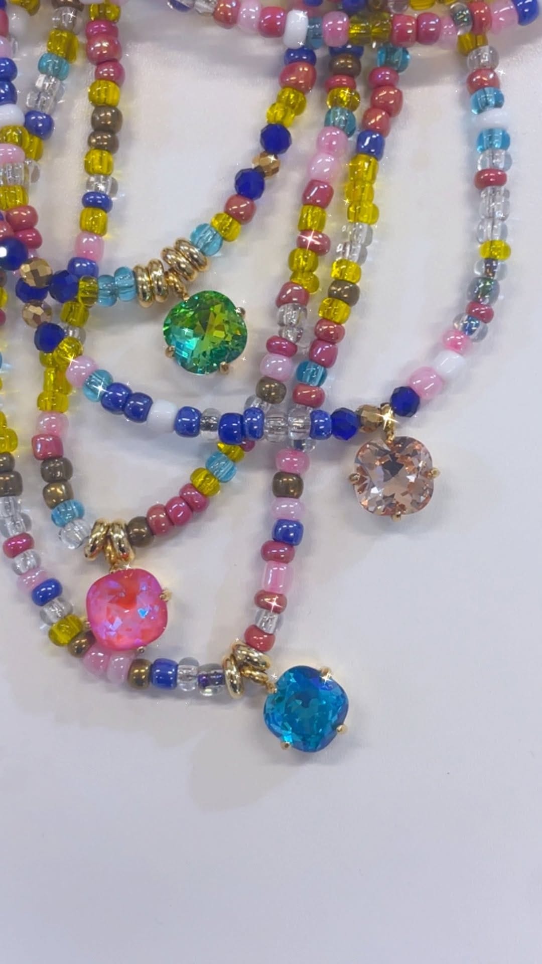 Post 5 by NOĀ-KIS  Bijoux Officiel on Instagram (video)