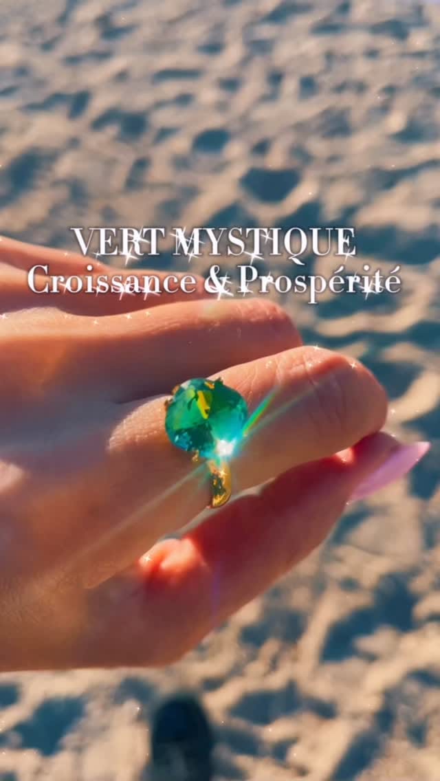 Post 2 by NOĀ-KIS  Bijoux Officiel on Instagram (video)