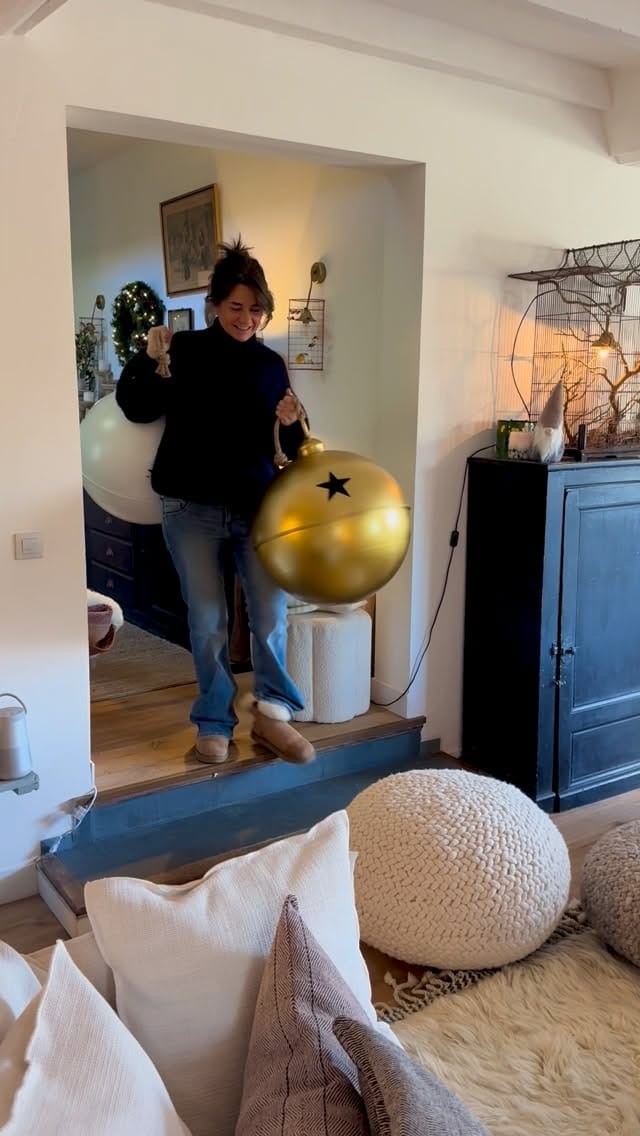 Post 8 by M.Paris on Instagram (video)