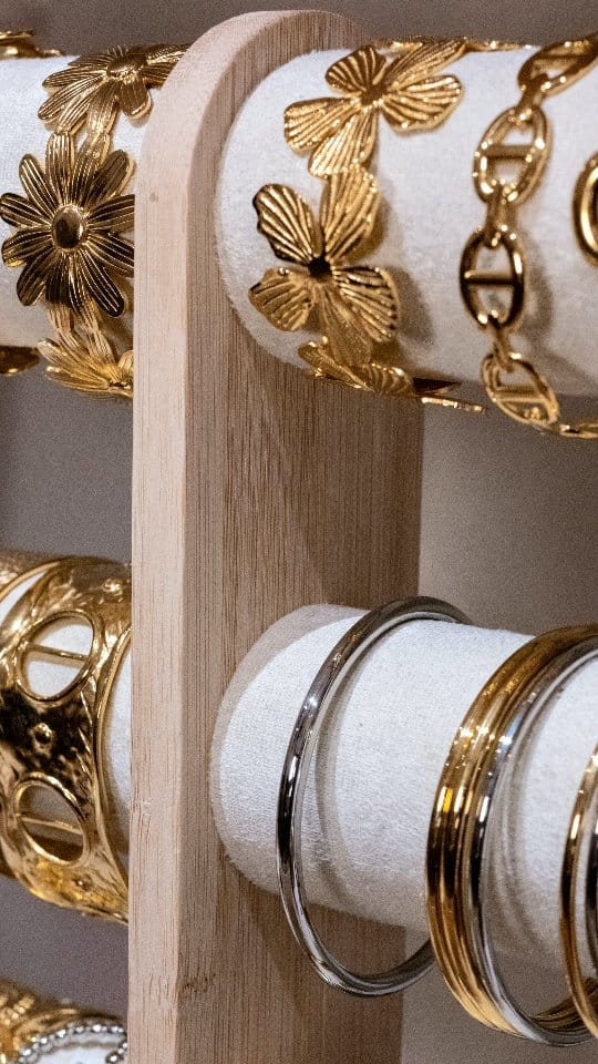 Post 5 by LauVéA Boutique - Bijoux intemporels en acier inoxydable on Instagram (video)