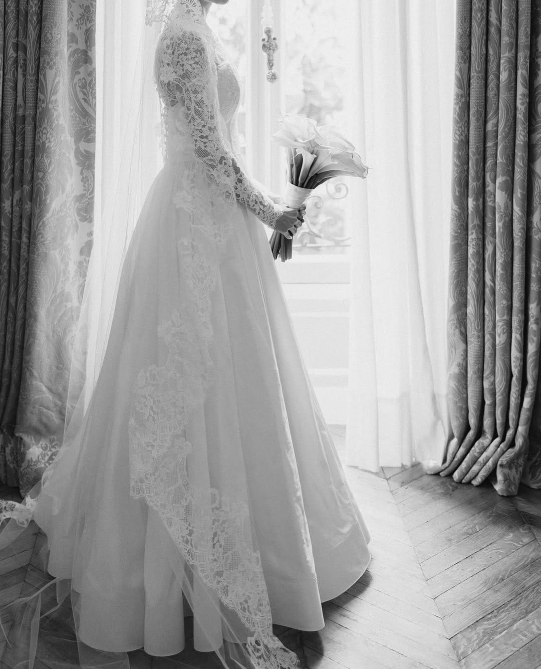 Post 7 by David Purves - Robes de mariée on Instagram (image)