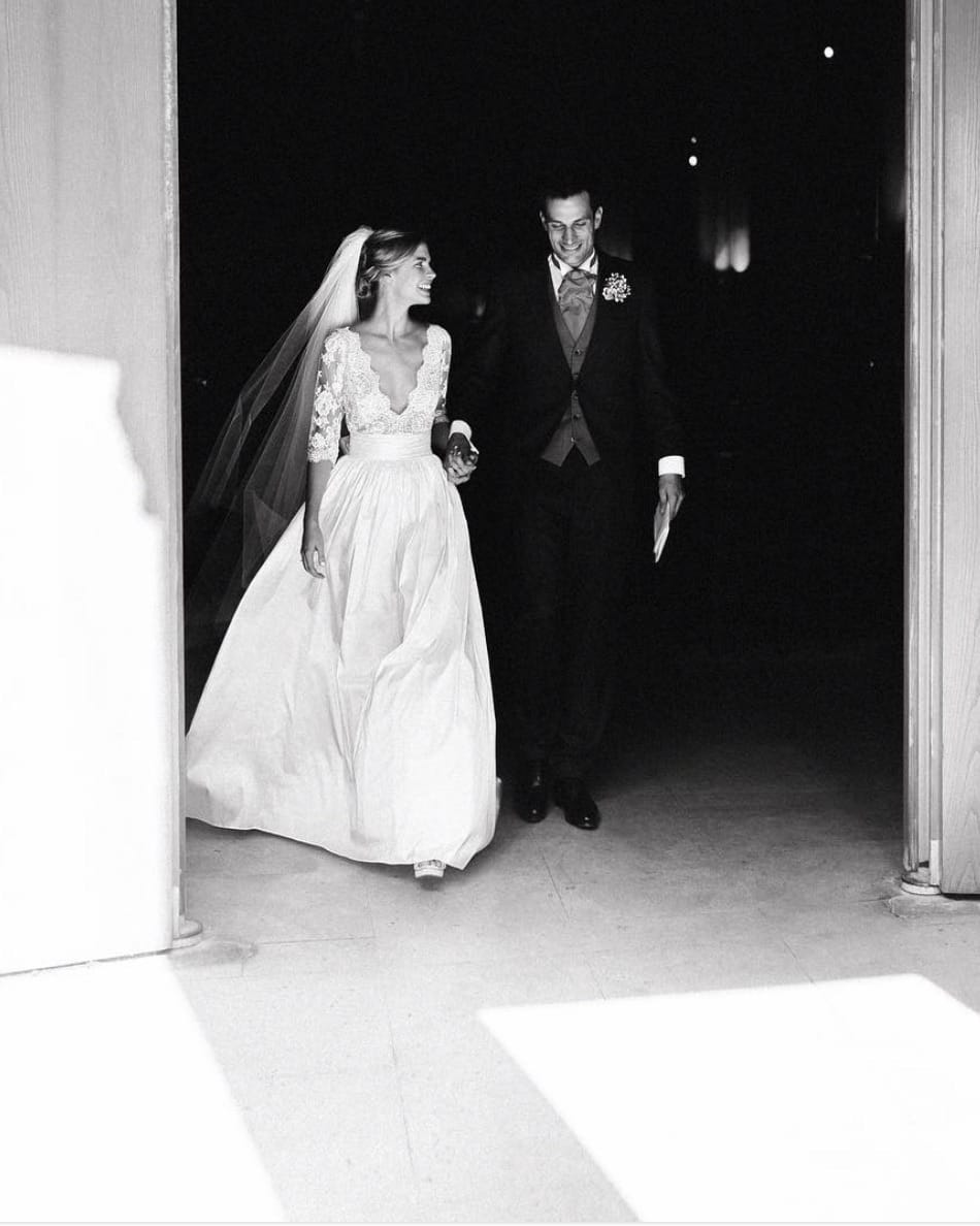 Post 9 by David Purves - Robes de mariée on Instagram (carousel)