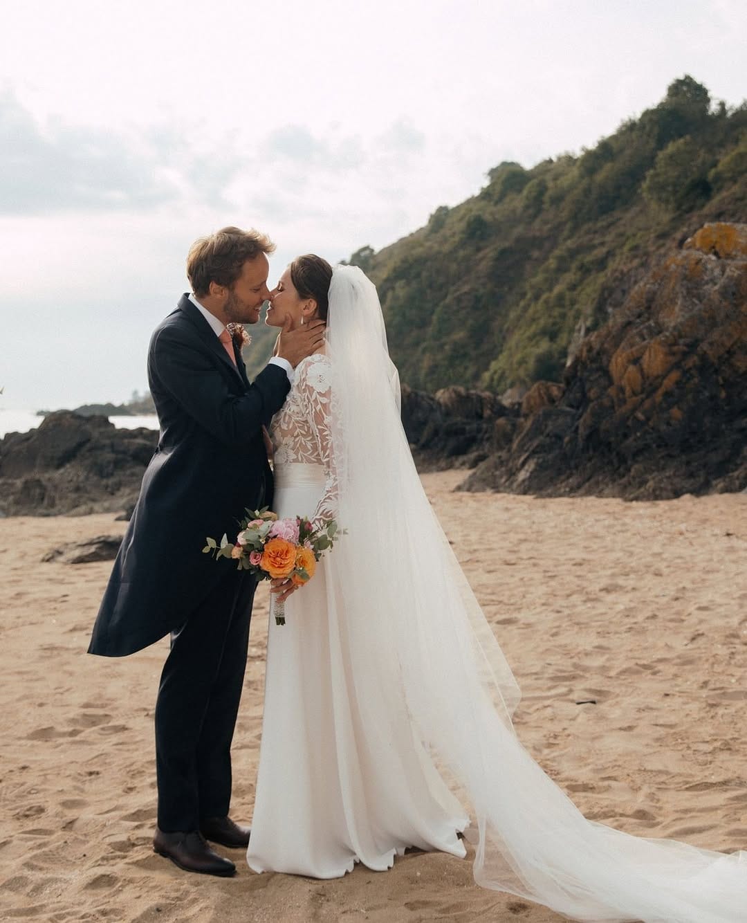 Post 6 by David Purves - Robes de mariée on Instagram (carousel)