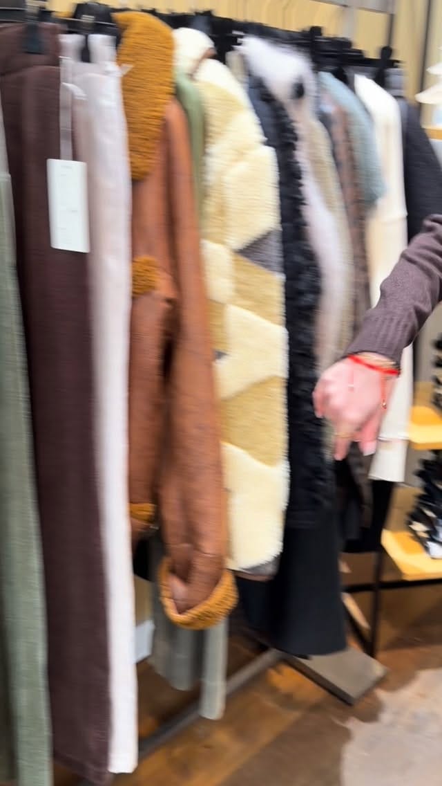 Post 9 by La Boutique Wood on Instagram (video)