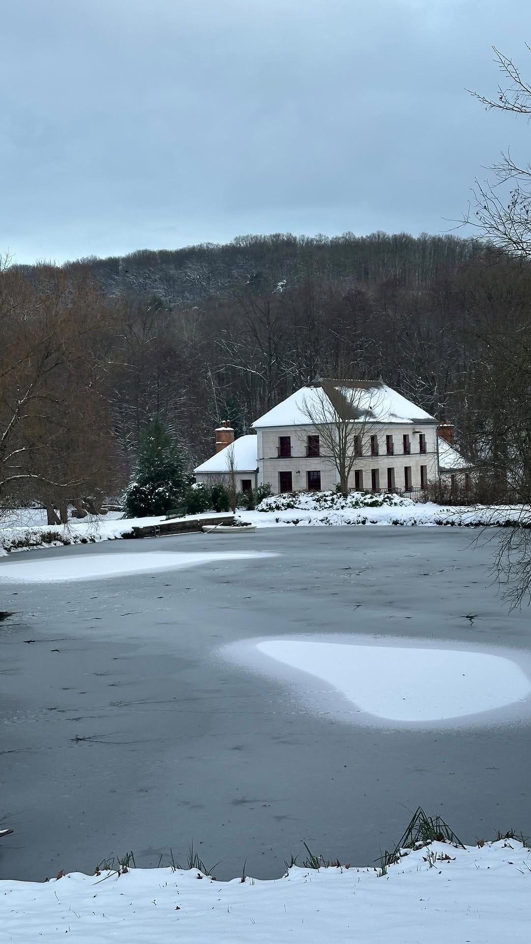 Post 6 by Evelyne De Larichaudy on Instagram (video)