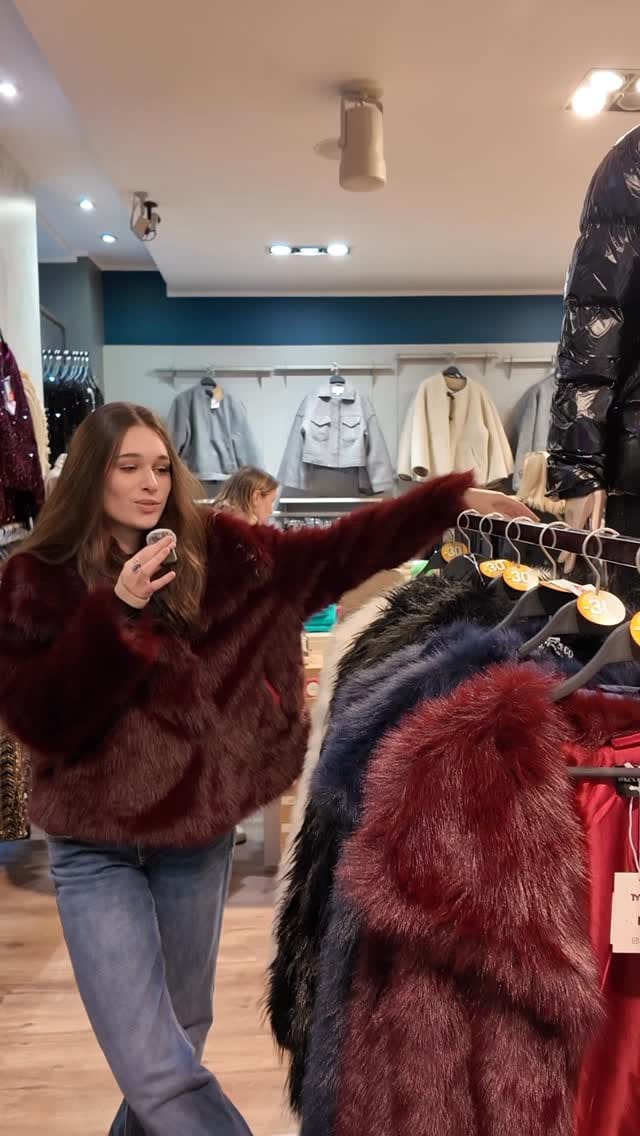 Post 4 by 𝕄𝕆𝔻𝕀 𝕀ℕ 🌸 on Instagram (video)