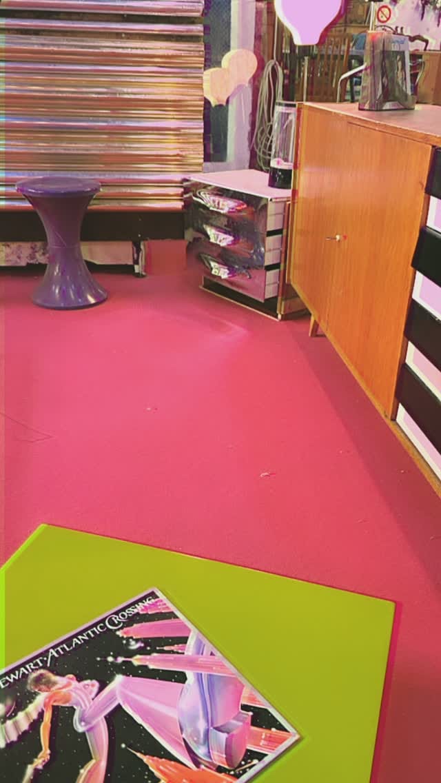 Post 7 by Les Puces chez Richard on Instagram (video)