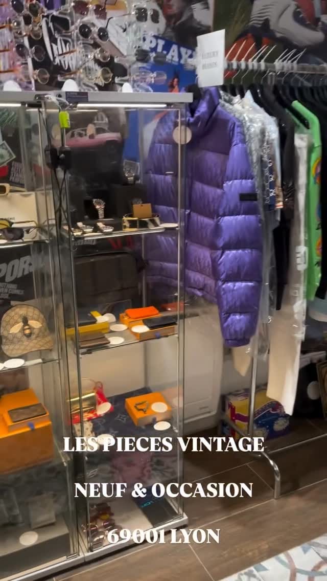 Post 9 by Les Pieces Vintage Store on Instagram (video)