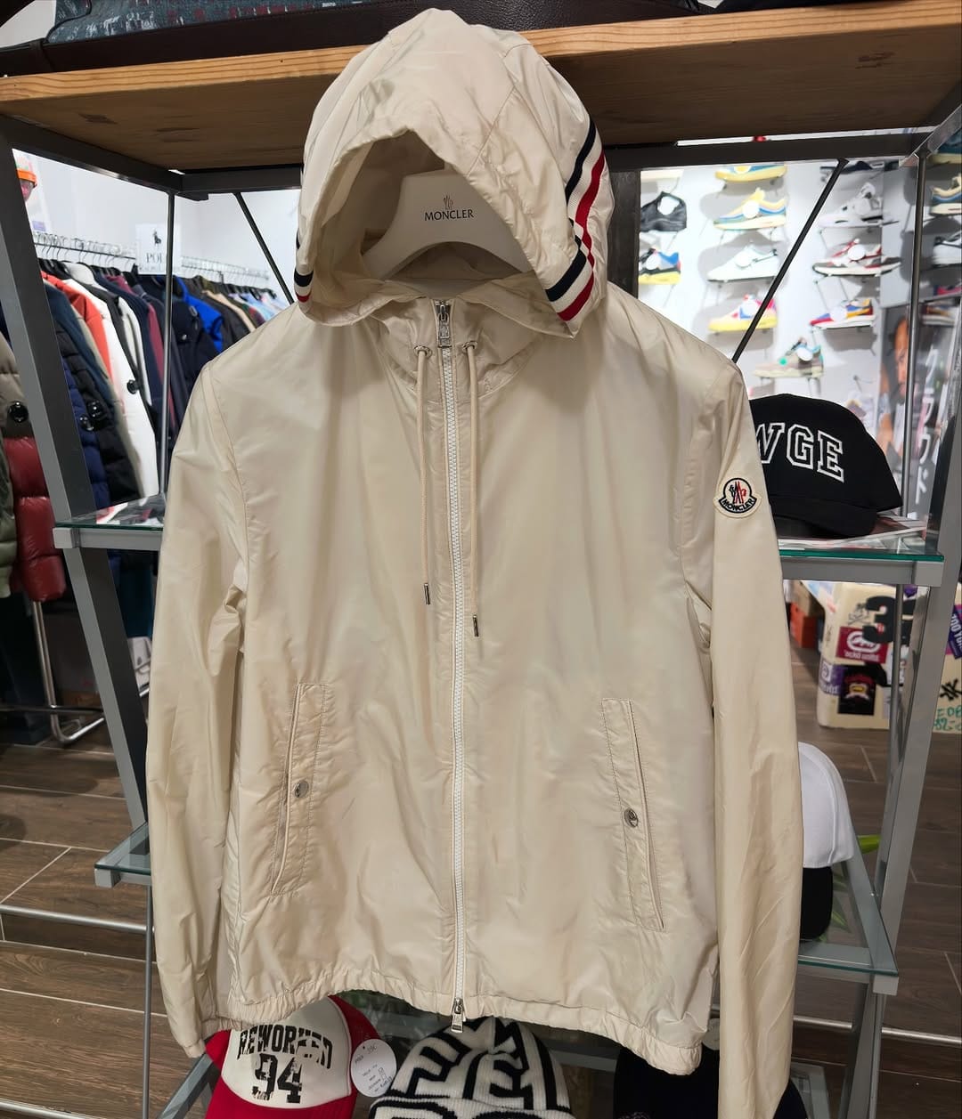Post 3 by Les Pieces Vintage Store on Instagram (carousel)