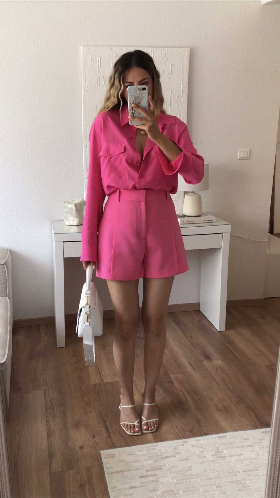 Post 2 by [ Izabel ] on Instagram (video)
