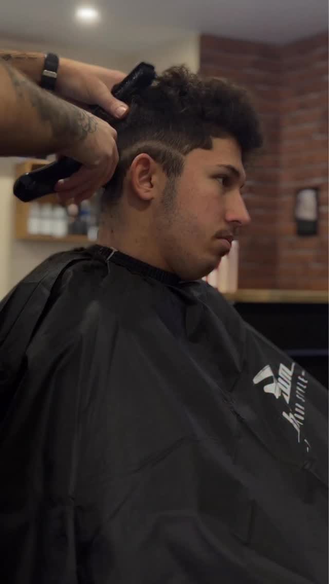 Post 8 by Hairgum on Instagram (video)
