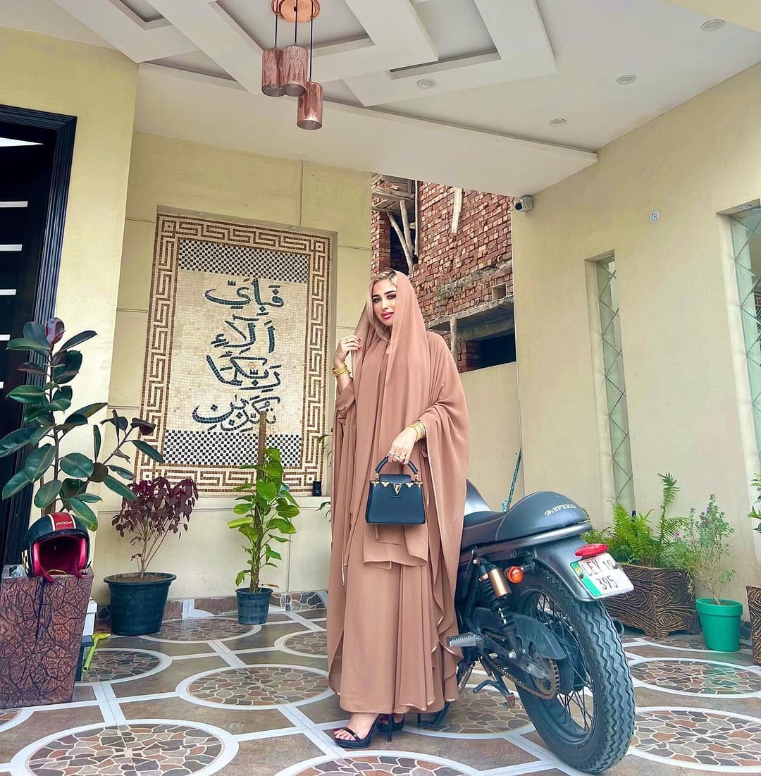 Post 10 by Arish Moin ✨ on Instagram (carousel)