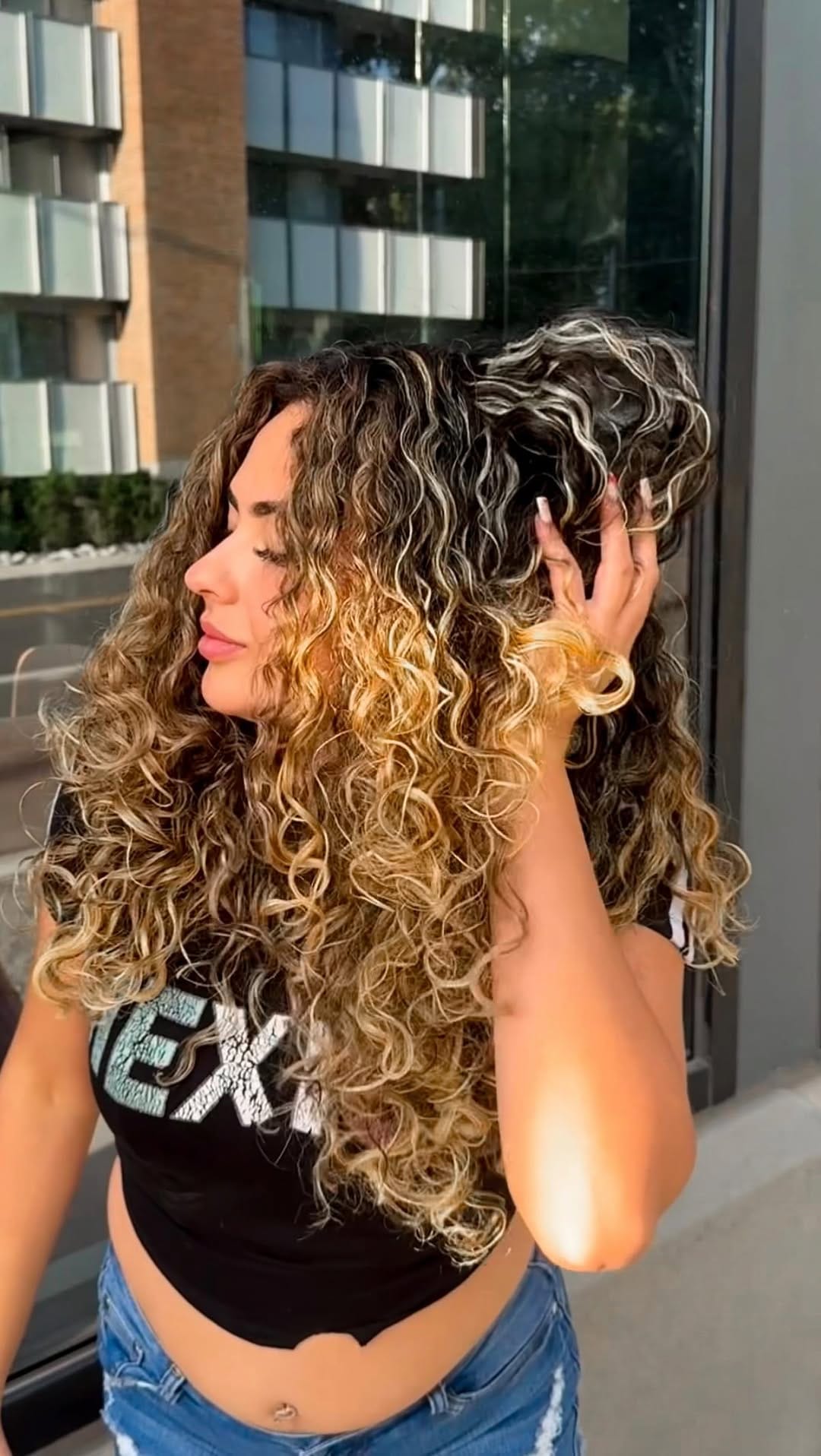 Post 3 by 𝓕𝓻𝓪𝓷𝓬𝓮𝓼 • Curls & Beauty on Instagram (video)