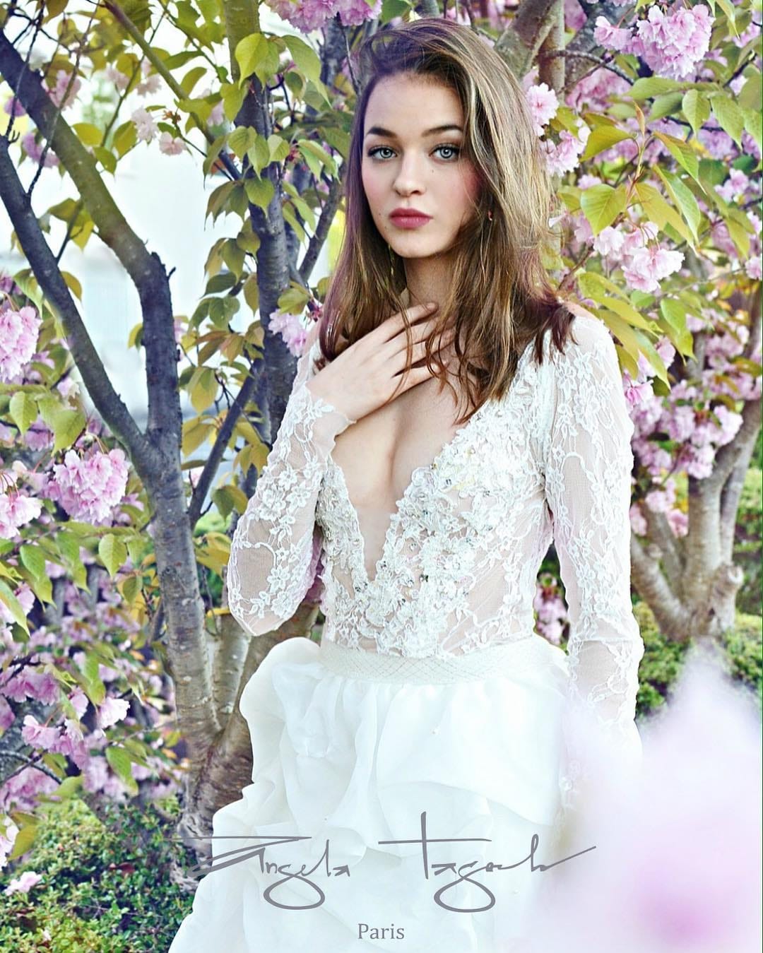 Post 10 by Angela Tagoch Robes de Mariées on Instagram (image)