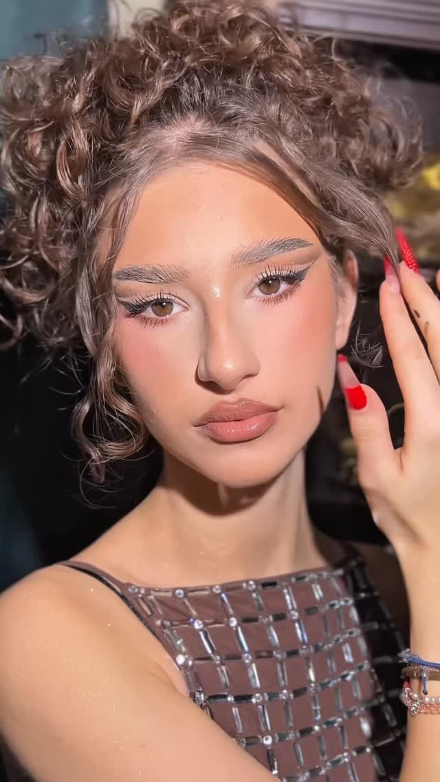 Post 3 by Magazinul de Make-Up on Instagram (video)