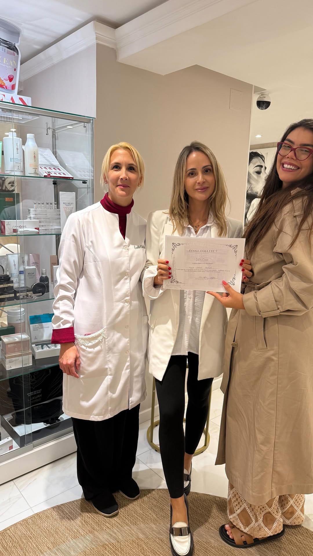 Post 8 by Colette / Escola de Estética Francesa on Instagram (video)