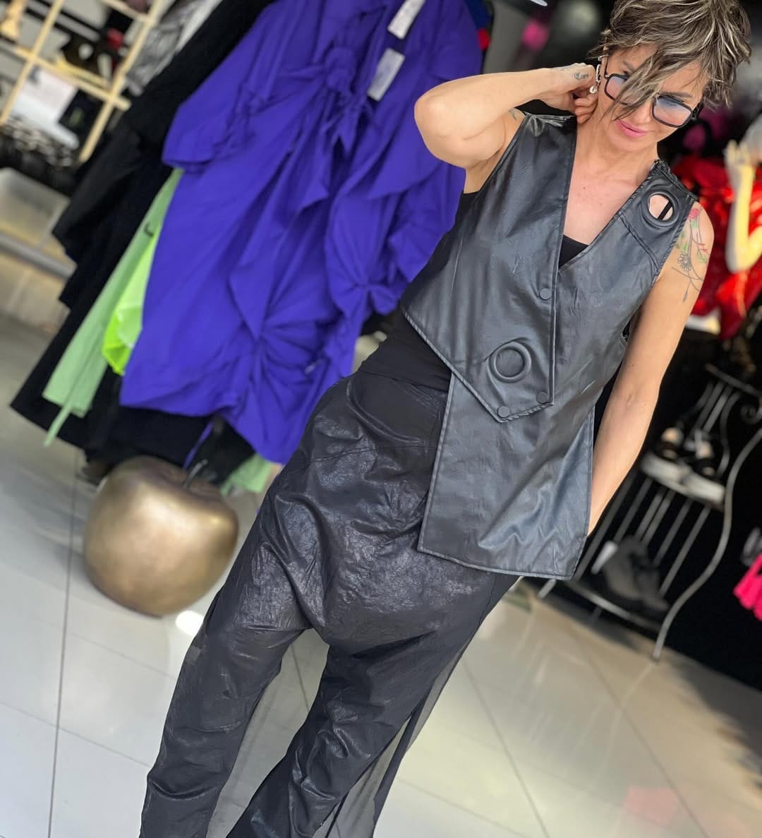 Post 6 by Mossa Butik (#VDR) on Instagram (carousel)