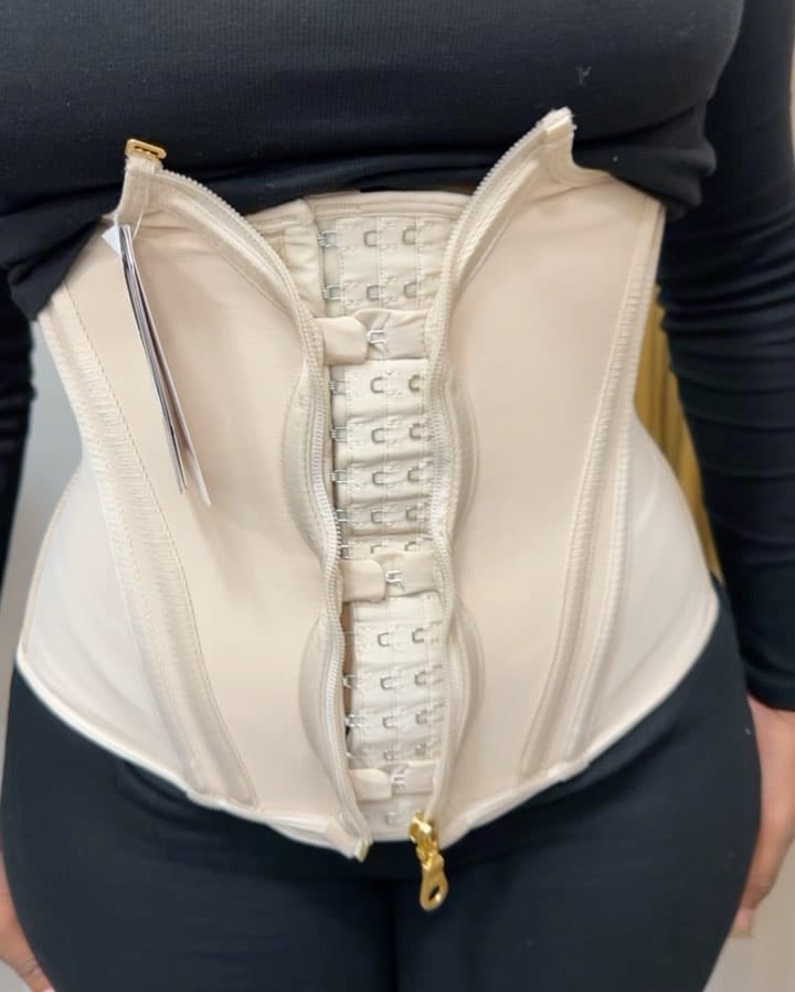 Post 5 by The Dream Body Gaines post opératoire et corsets amincissants on Instagram (carousel)
