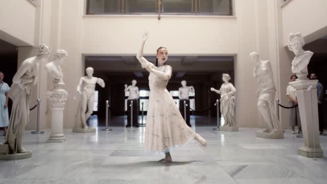 Post 2 by Always France on Instagram (video)