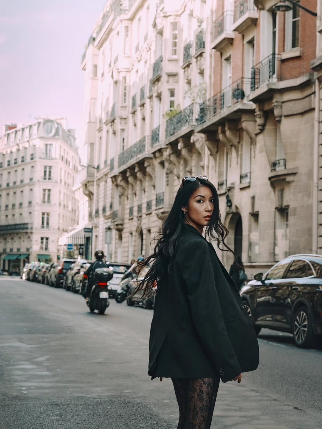 Post 6 by Anna Tran - Modèle asiatique on Instagram (carousel)