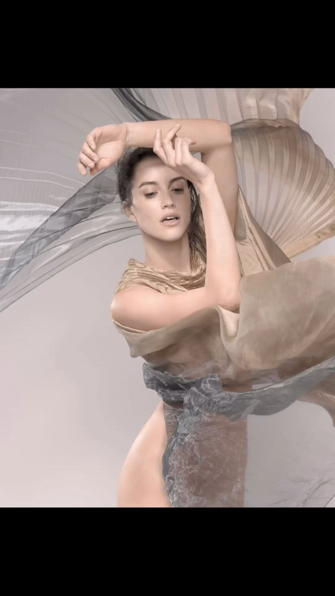 Post 1 by Beauty & Curves Paris on Instagram (video)